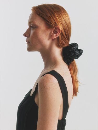 Aventureux Black Scrunchie - JOY GRYSON - Modalova