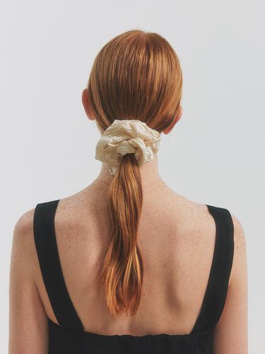 Aventureux Beige Scrunchie - JOY GRYSON - Modalova