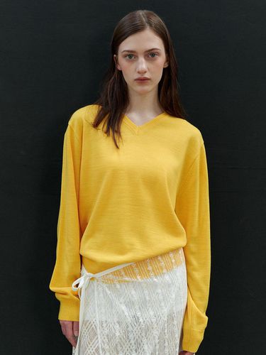 V Neck Basic Knit Top_Yellow - SO IR - Modalova