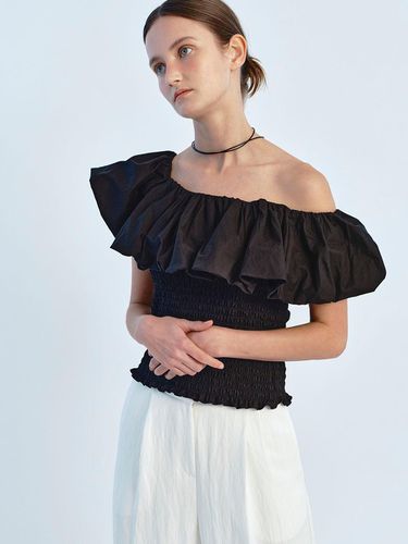 Off Shoulder Ruffle Blouse_Black - SO IR - Modalova