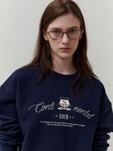 Emblem Graphic Sweatshirt_Navy - SO IR - Modalova