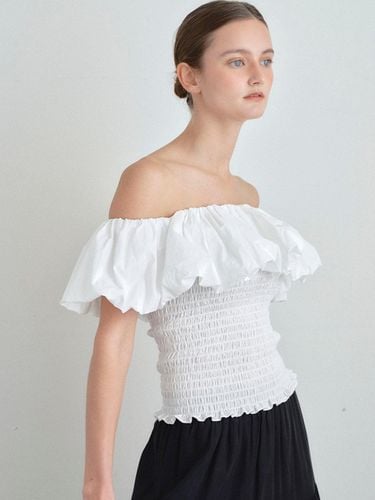 Off Shoulder Ruffle Blouse_White - SO IR - Modalova