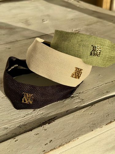 Flat Thick Textured Logo Headband - THE ASHLYNN - Modalova