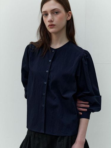 Round Shirring Blouse_Navy - SO IR - Modalova