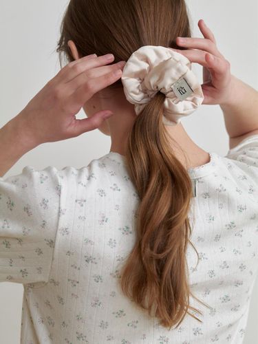 Silky Pleated Elastic Scrunchie [] - IULAI - Modalova