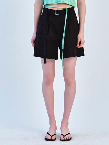 Belted Tuck Short Pants_Black - SO IR - Modalova