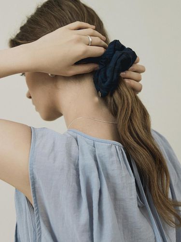 Sheer Check Scrunchie_Navy - AUBARD - Modalova