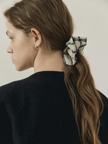 Sheer Check Scrunchie_Beige - AUBARD - Modalova