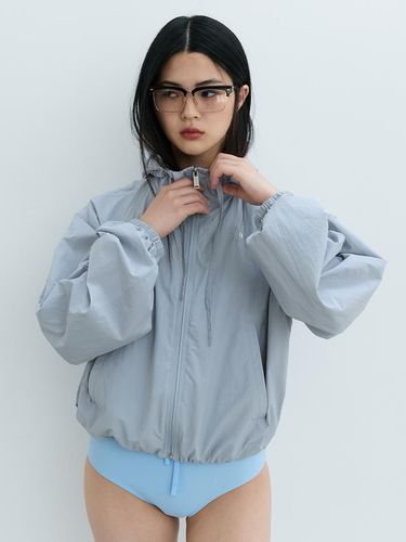 Volume Nylon Zip Up Top_Light Gray - STUDIO TABLE - Modalova