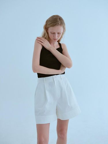 Ease Pleats Shorts - OWN FEATURE COLOUR.OFC - Modalova