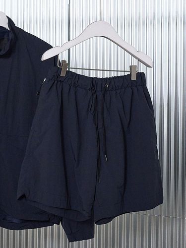 Diagonal Banding Half Pants_Navy - EZIO - Modalova