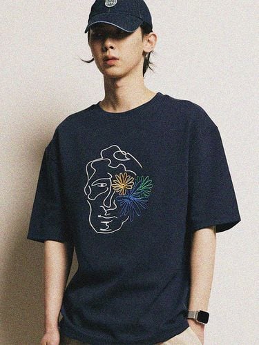 Face Flower Embroidery T-shirt_Navy - FFEFF STUDIO - Modalova