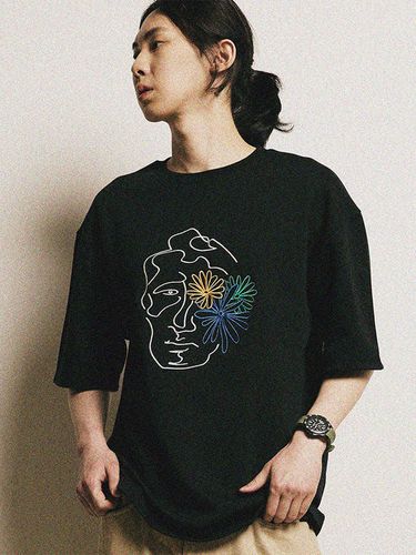 Face Flower Embroidery T-shirt_Black - FFEFF STUDIO - Modalova