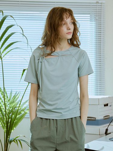 Front Cut Out Crop T-Shirt - HUNCH - Modalova