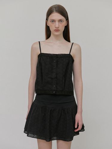 Punching Lace Sleeveless Blouse_Black - ETMON - Modalova