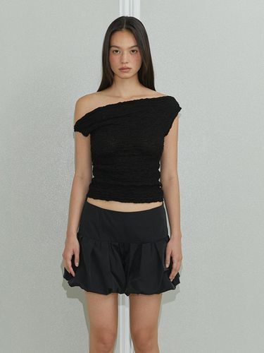 Asymmetric Lace Sleeveless Top_Black - MORE THAN PARADISE - Modalova