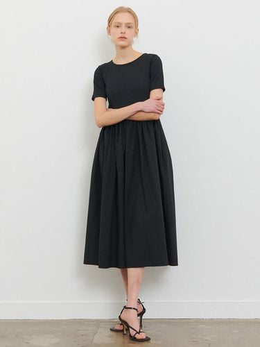 Seersucker Half Sleeve Shirring Dress_Black - camino - Modalova