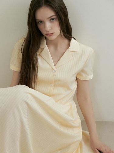 Open Collar Pleats Dress_Light Yellow - REORG - Modalova