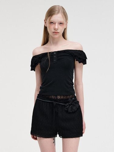 Ruffle Off Shoulder T-Shirt_Black - ETMON - Modalova