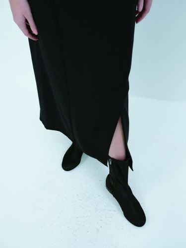 Classic Long Skirt - Black - YUJI - Modalova