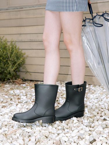 Moore Buckle Middle Rain Boots (2 Colors) - re e re - Modalova