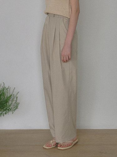 Crispy Two Tuck Slacks (Beige) - chat de lama - Modalova