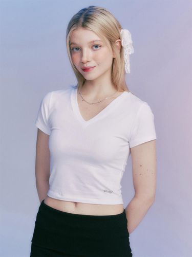 MF Classic V Neck Crop T-shirt_White - MOONFAIRY - Modalova