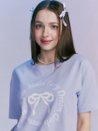 MF Round Ribbon Logo T-shirt_Blue - MOONFAIRY - Modalova