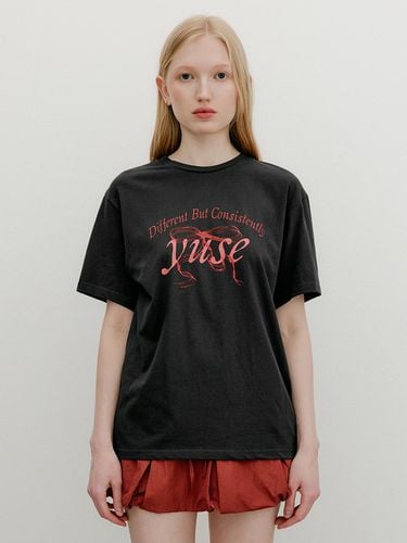 Ribbon Graphic Short Sleeve T-Shirt - YUSE - Modalova