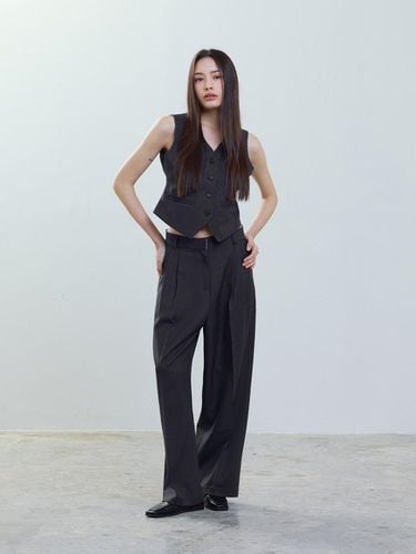 Tailored Pin Tuck Slacks_Charcoal - ETRE AU SOMMET - Modalova