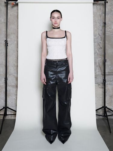 Coated Wide Cargo Pants_Black - HILLDA - Modalova