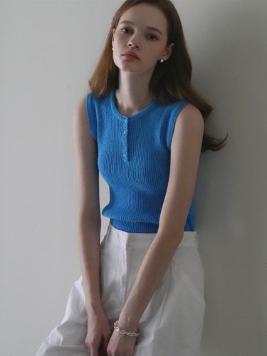 Round Button Knit Sleeveless Top_Blue - VLETI - Modalova