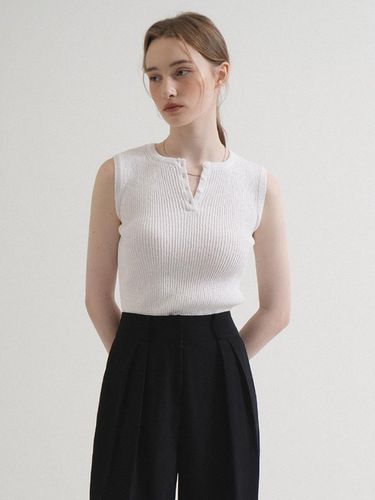 Round Button Knit Sleeveless Top_White - VLETI - Modalova