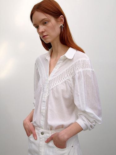 Leva V-Cut Blouse_White - OVEOF - Modalova