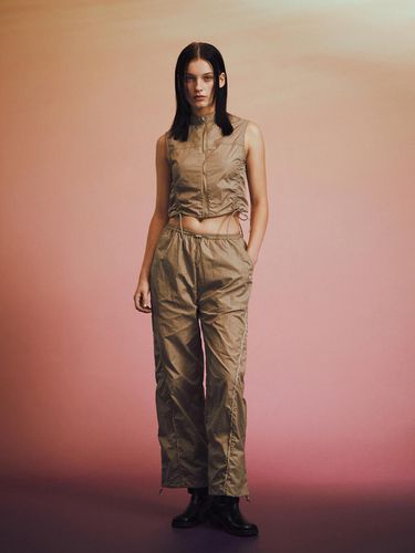 Line Point Nylon Pants_Beige - Rennesmia - Modalova