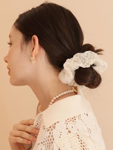 Gentle Lace Floral Scrunchie - Dana Burton - Modalova