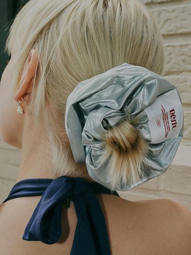 Metal Big Label Scrunchie_Silver - Denu - Modalova