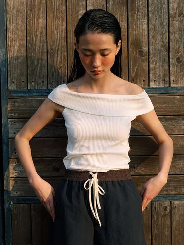 Off Shoulder Ribbed Top_White - kuho plus - Modalova