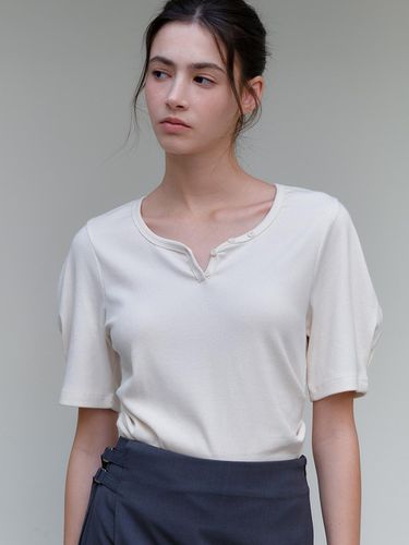 Heart Neck Button T-shirt - ourcomos - Modalova