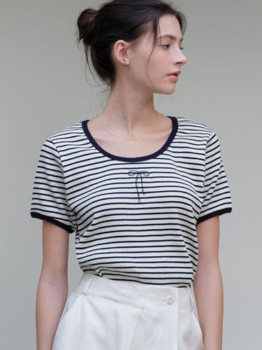 Scoop Neck Ribbon T-shirt_Navy Stripe - ourcomos - Modalova