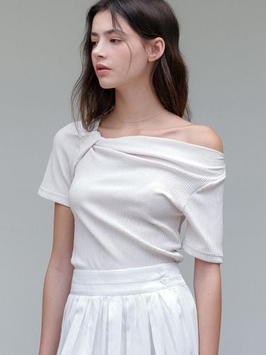 Draped Neck Pleats T-shirt - ourcomos - Modalova