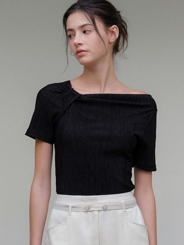 Draped Neck Pleats T-shirt_Black - ourcomos - Modalova