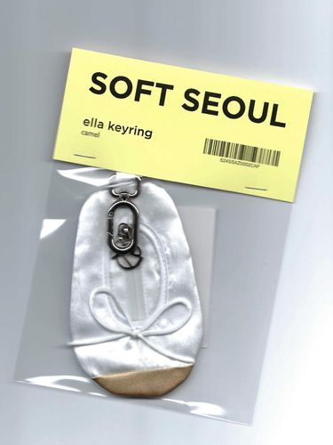 Soft Ella Keyring_Camel - SOFT SEOUL - Modalova