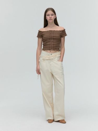 Frilled Shoulder Top - Brown - SOFT SEOUL - Modalova