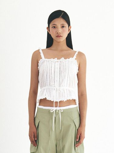 Coy Lace Sleeveless Top (2 Color) - grove - Modalova