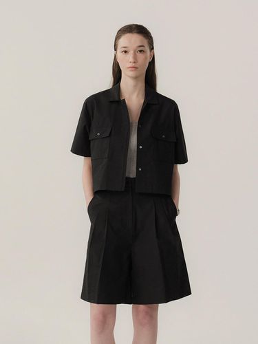 Build Pocket Half-Shirt Black - MOMET - Modalova