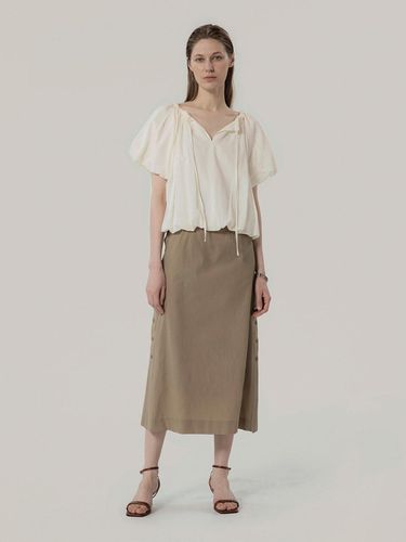 Paper Button Slit Skirt Beige - MOMET - Modalova