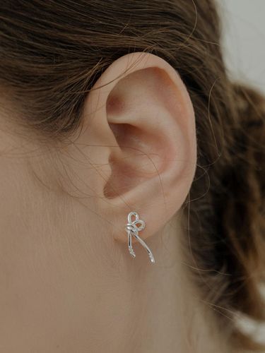 Silver925] WE024 Heart Knot Earring - TOU - Modalova