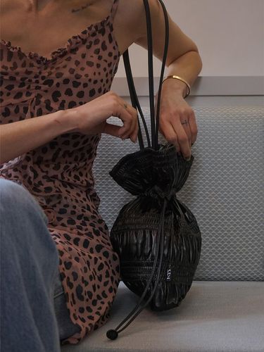 Crinkle Shoulder Bag_Sleek Black - KWANI - Modalova