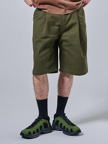 Bermuda Wide One Tuck Half Pants_Khaki - OTHERFITS - Modalova